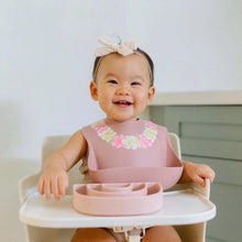 Load image into Gallery viewer, Ava + Oliver Silicone Bib Flower Lei
