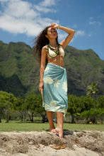 Load image into Gallery viewer, Eha Culture-‘Naupaka Dreams Luxurious Hawaiian Towel
